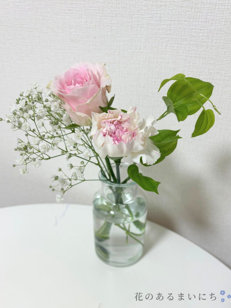 bloomee お試しプランの花を花瓶に飾った様子